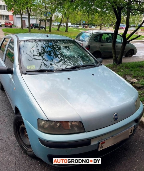 В Гродно кусок стены откололся от многоэтажки и упал на FIAT В Гродно кусок стены откололся от многоэтажки и упал на FIAT