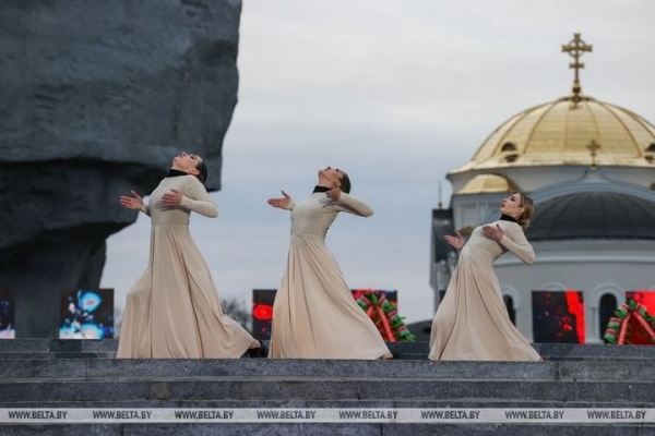 Милиционеры со всей Беларуси возложили цветы к Вечному огню в Брестской крепости Милиционеры со всей Беларуси возложили цветы к Вечному огню в Брестской крепости