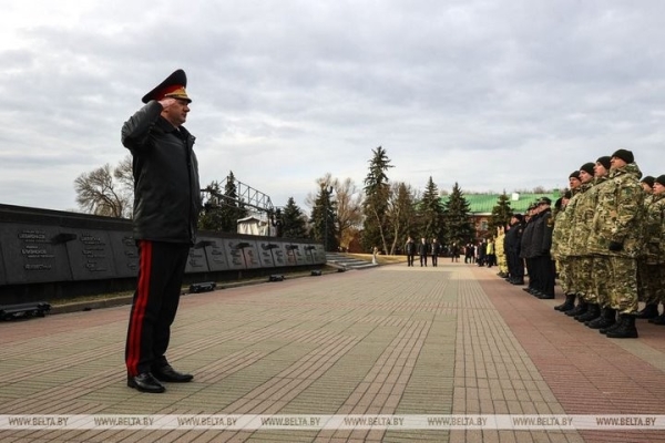 Милиционеры со всей Беларуси возложили цветы к Вечному огню в Брестской крепости Милиционеры со всей Беларуси возложили цветы к Вечному огню в Брестской крепости