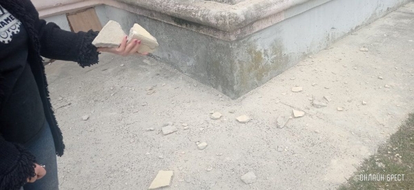 Читатель: В Бресте на улице Дубровская, 5/1, сыпется фасад дома
             
                Читатель: В Бресте на улице Дубровская, 5/1, сыпется фасад дома