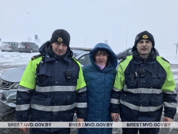 Сотрудники Дрогичинского ГАИ помогли брестчанам на дороге Сотрудники Дрогичинского ГАИ помогли брестчанам на дороге