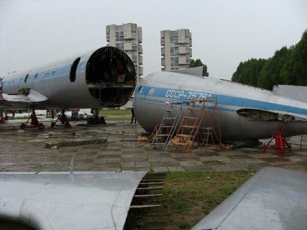 Читатель: Демонтаж самолёта на Востоке в Бресте, 2009 год
             
                Читатель: Демонтаж самолёта на Востоке в Бресте, 2009 год