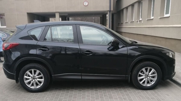 Нестраховой случай. Белорус сбросил полено на Mazda соседа, потому что «не может купить такую машину»