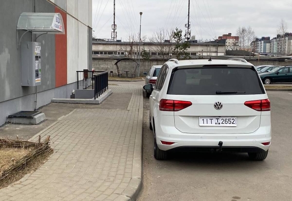 Нестраховой случай. Белорус сбросил полено на Mazda соседа, потому что «не может купить такую машину»