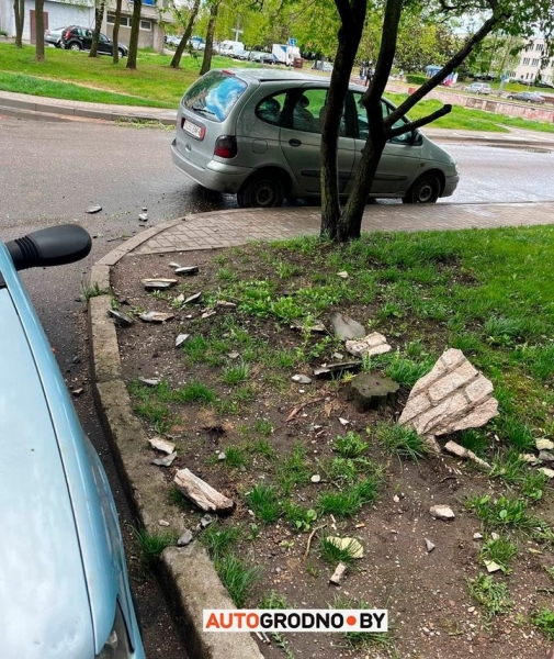 В Гродно кусок стены откололся от многоэтажки и упал на FIAT В Гродно кусок стены откололся от многоэтажки и упал на FIAT