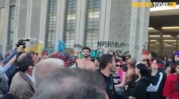 На севере Италии полиция разогнала гигантскую рейв-вечеринку на тысячи человек На севере Италии полиция разогнала гигантскую рейв-вечеринку на тысячи человек