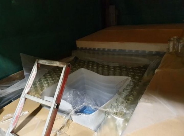 Редкий случай: контрабанду сигарет на полмиллиона евро спрятали среди стеклянных банок в фуре из Беларуси Редкий случай: контрабанду сигарет на полмиллиона евро спрятали среди стеклянных банок в фуре из Беларуси