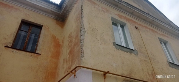 Читатель: В Бресте на улице Дубровская, 5/1, сыпется фасад дома
             
                Читатель: В Бресте на улице Дубровская, 5/1, сыпется фасад дома