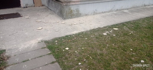 Читатель: В Бресте на улице Дубровская, 5/1, сыпется фасад дома
             
                Читатель: В Бресте на улице Дубровская, 5/1, сыпется фасад дома