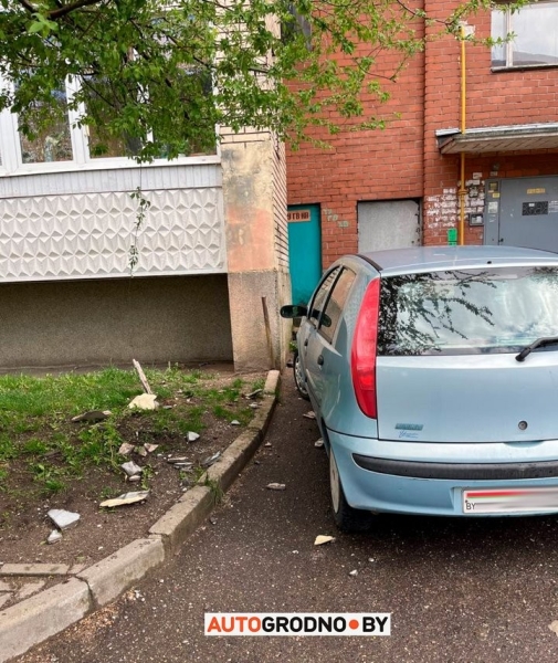 В Гродно кусок стены откололся от многоэтажки и упал на FIAT В Гродно кусок стены откололся от многоэтажки и упал на FIAT