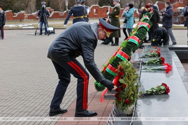 Милиционеры со всей Беларуси возложили цветы к Вечному огню в Брестской крепости Милиционеры со всей Беларуси возложили цветы к Вечному огню в Брестской крепости