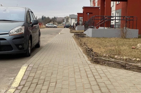 Нестраховой случай. Белорус сбросил полено на Mazda соседа, потому что «не может купить такую машину»