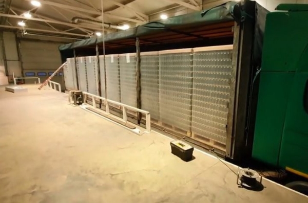 Редкий случай: контрабанду сигарет на полмиллиона евро спрятали среди стеклянных банок в фуре из Беларуси Редкий случай: контрабанду сигарет на полмиллиона евро спрятали среди стеклянных банок в фуре из Беларуси