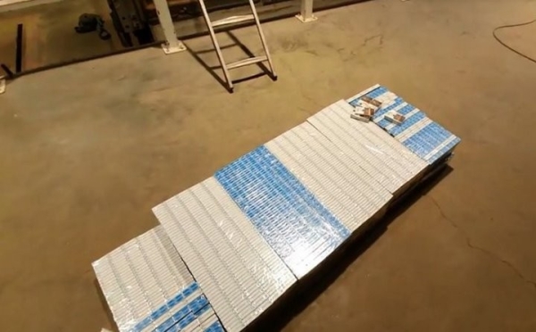 Редкий случай: контрабанду сигарет на полмиллиона евро спрятали среди стеклянных банок в фуре из Беларуси Редкий случай: контрабанду сигарет на полмиллиона евро спрятали среди стеклянных банок в фуре из Беларуси