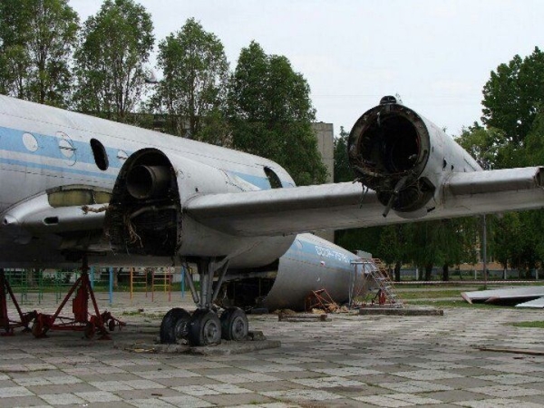 Читатель: Демонтаж самолёта на Востоке в Бресте, 2009 год
             
                Читатель: Демонтаж самолёта на Востоке в Бресте, 2009 год