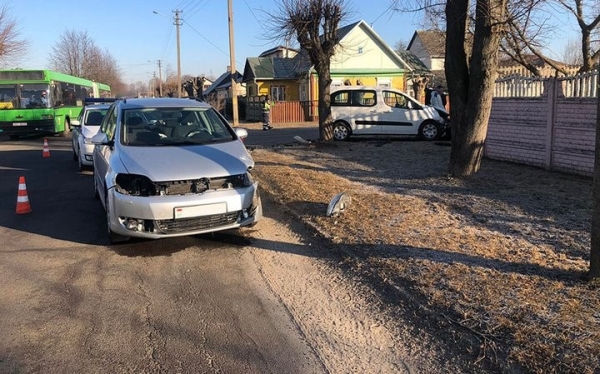 В Барановичах автомобиль отбросило на край дороги, где шла женщина. Она с тяжелыми травмами в больнице В Барановичах автомобиль отбросило на край дороги, где шла женщина. Она с тяжелыми травмами в больнице